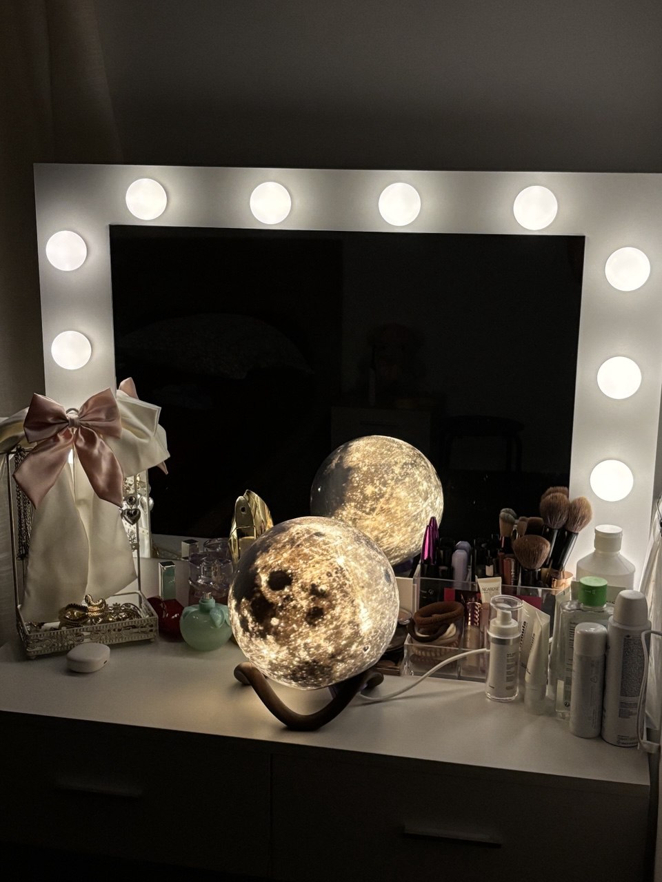 3D Printed Moon Lamp with Stand – Silver Daylight Finish, UK Plug (220V)